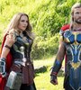 Natalie Portman retoma su papel de Jane Foster, pero ahora tiene los poderes de Thor. 