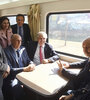 Fernández, Perotti y Massa, junto a otros funcionarios arriba del tren. (Fuente: Télam)
