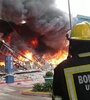 Se incendia un shopping en Punta del Este, se derrumbó una pared y buscan controlar el fuego. Foto: Dirección Nacional de Bomberos.