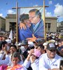 Petro abraza a su vice Francia Márquez, en un cuadro enarbolado por la multitud en la Plaza de Bolívar. (Fuente: AFP)