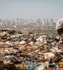 Buscando en la basura del masivo basural a cielo abierto de Brasilia, O Lixao. (Fuente: AFP)