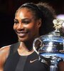 Serena Williams posa con el trofeo del Abierto de Australia 2017, su última conquista de Grand Slam (Fuente: EFE)