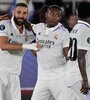 Benzema (9) y Alaba se saludan en un festejo (Fuente: AFP)