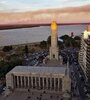 El humo avanza sobre Rosario, mientras en el Monumento a la Bandera una multitud reclama contra los incendios en las islas. (Fuente: Télam)