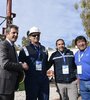 Sergio Massa con trabajadores petroleros, en su visita a Neuquén  (Fuente: NA)