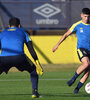 El chico Fabricio Oviedo ingresa en ataque desde el arranque.