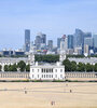  Varias personas caminan por un terreno reseco en el parque de Greenwich en Londres, Gran Bretaña.  (Fuente: EFE)