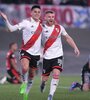 Solari celebra sus primeros goles en River, abrazado por Beltrán (Fuente: Télam)