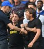 Tuchel no le suelta la mano a Conte mientras parece indicarle que lo mire a los ojos (Fuente: AFP)