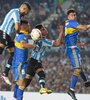 El juego aéreo durante el duelo en Avellaneda (Fuente: NA)