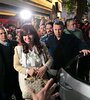 Cristina Fernández de Kirchner, llegando a su casa, donde la esperaba una multitud de militantes. (Fuente: Télam)