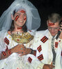 Casamiento con el arte: R. Bulacio y Sergio Gatica. Foto de Marga Fuentes de la performance "Mucha Karakatanga en la koctelera" en el Parque 9 de Julio. Tucumán. 1995. 