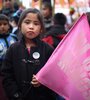 Una niña sostiene una bandera de Ni Una Menos, el 3 de junio de 2018. (Fuente: Jose Nico)