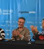 Gabriel Gersbach, en el centro durante el acto de reconocimiento. (Fuente: Télam)