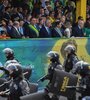 Con banda verde y amarilla Bolsonaro sigue el desfile en Brasilia desde el palco de honor. (Fuente: AFP)