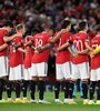 El Manchester United durante el minuto de silencio por su reina en un choque de Europa League (Fuente: AFP)