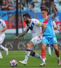 Pratto cubre la pelota ante Pittón (Fuente: Fotobaires)