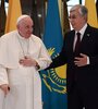 El Papa es recibido por el presidente Kazajo Kassym-Jomart Tokayev en el aeropuerto de Nursultán. (Fuente: AFP)