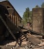 Bomberos apagan el fuego de un edificio bombardeado en el pueblo de Sotk, Armenia. (Fuente: AFP)