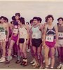 Miguel Sánchez, con la camiseta celeste y el número 51, antes de una carrera