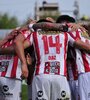 El festejo de Barracas, que ganó los cuatro partidos que jugó en su cancha de Olavarría y Luna (Fuente: NA)