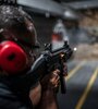 Un socio dispara en el club de tiro Mil Armas de Nouva Iguazu, estado de Río de Janeiro. (Fuente: AFP)