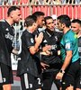 Los jugadores de la Juve reclaman al árbitro tras expulsar a Di María (Fuente: NA)