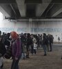 La asamblea de cierre de la doble jornada se mudó abajo del puente por la lluvia. (Fuente: Sebastián Vargas)