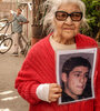 Juana, abuela de Ezequiel, lleva la foto de su nieto reclamando justicia. (Fuente: Pablo Piovano)