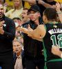 Ime Udoka da indicaciones durante uno de los partidos de las Finales de la NBA 2022 (Fuente: AFP)