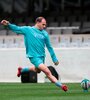 Benjamín Urdapilleta prueba en el césped del Kings Park de Durban (Fuente: Prensa Pumas)