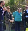 El intendente Selci, la directora de Derechos Humanos local, Patrcia Danna, una vecina y el periodista Juan Schjaer, durante el homenaje A Soledad Schjaer, asesinada por la dictadura en 1976.