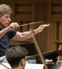 Jan Latham-Koenig estará al frente de la Orquesta Estable del Colón.