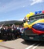 Petro y elministrode Transporte venezolano Ramon Velasquez obsevan cómo el primer camión venezolano cruza la frontera. (Fuente: AFP)