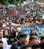 Miles de personas marchan en la capital mexicana exigiendo el esclarecimiento de la masacre de Ayotzinapa.  (Fuente: AFP)