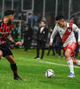 Solari intenta pasar con la pelota al pie. (Fuente: Twitter River Plate)