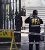 Policías relevan la escena del disparo, en el frente del edificio. (Fuente: Andres Macera)