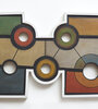 "Coronas 5", 1948, óleo de Arden Quin, 54,5 x 33 cm. Abajo: Coplanal nº66, 2007, acrílico sobre PVC, de Arden Quin, 165 x 55x 5 cm.