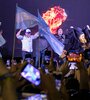 Frente a las banderas argentina, Ricardo Bussi y Javier Milei saludan en el escenario con los brazos en alto. (Fuente: Atilio Orellana)