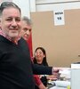 Doman en el momento de emitir su voto.