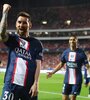 Lionel Messi festeja su golazo mientras el marroquí Hakimi se acerca a saludarlo (Fuente: AFP)