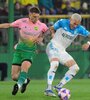 Lucas Souto lucha con Enzo Copetti. Partidazo entre Defensa y Racing (Fuente: Fotobaires)