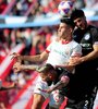 Cordero, autor del gol de apertura, disputa con Torren y Mac Allister (Fuente: Fotobaires)