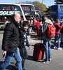 Los pasajeros y colectiveros debieron arreglárselas afuera de la terminal. (Fuente: Sebastián Granata)