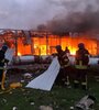 Rescatistas combaten un incendio provocado por un ataque de misiles rusos en Zaporiyia. (Fuente: EFE)