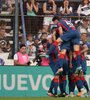 Montañita sobre Adam Bareiro para festejar su terrible golazo (Fuente: Fotobaires)