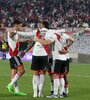 Abrazo grupal para De la Cruz tras el gol que rompió la monotonía (Fuente: NA)