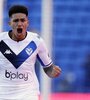 Santiago Castro, de 18 años, festeja con todo el primer gol de Vélez y el segundo de su carrera (Fuente: Fotobaires)