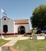 En el tranquilo centro de Nicolás Bruzzone hay una única escuela primaria, un puesto policial y un edificio comunal. Imagen: Google Maps. 