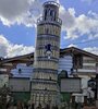 En Ituzaingó, la Torre de Pisa, obra intervenida por la artista Gaby Picollo (@gabypicolloart).